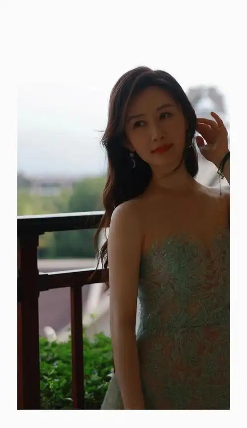 一袭绿色蕾丝抹胸透视裙,优雅甜美清新脱俗|舒畅(演员)_网易订阅