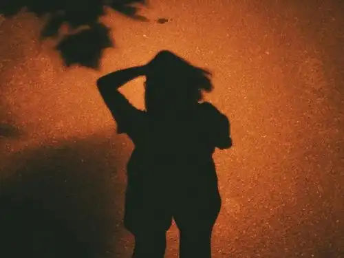 为了不让画面太空,特意去找了树叶的影子.