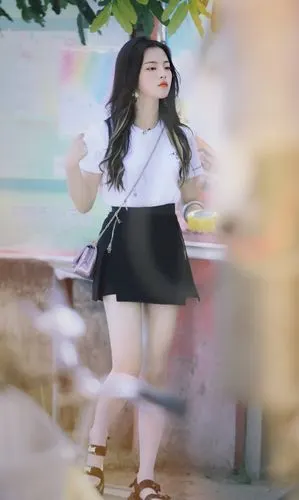 杨超越遮挡严实,穿粉色t恤配骑行裤,标志性"漫画腿"太撩人了