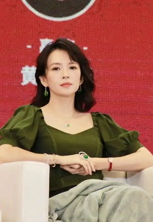 43岁章子怡终于老了!央视生图曝光脸部大变样,造型却依旧封神