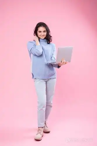 迷人的女性半身正面肖像,时髦的粉红色工作室背景.