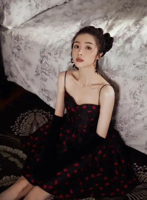 胡冰卿复古浮华写真,羊毛卷配绿色深v长裙,魅力可人!