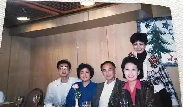 这张照片是王菲小时候的留影,是其少有的青少年时期的照片.