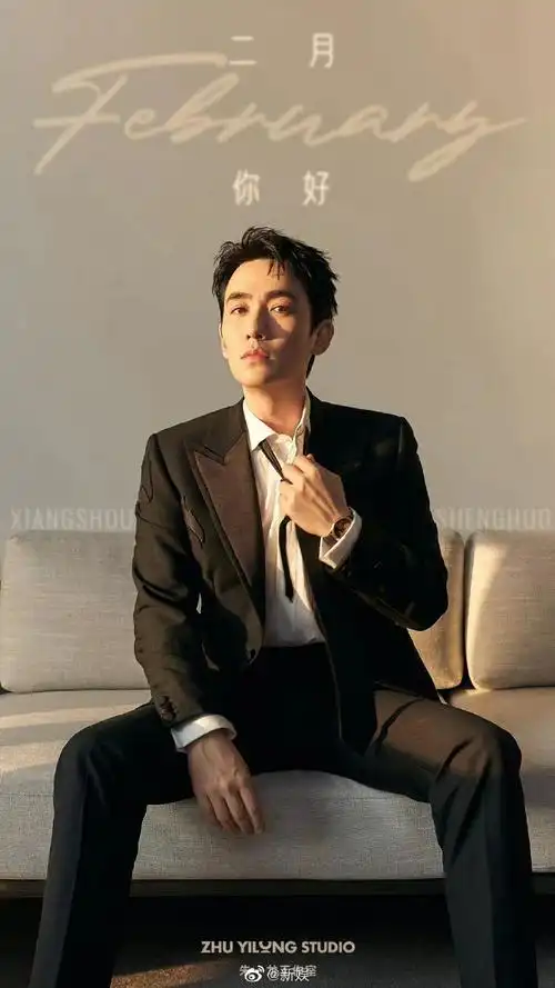 扯领带大片#太阳光满满的洒落在朱一龙精致的脸庞上,真的太帅气了吧!