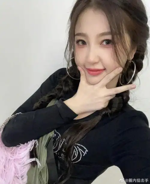 嘟嘴卖萌的样子也太可爱了,能看得出来虞书欣真的很喜欢粉色