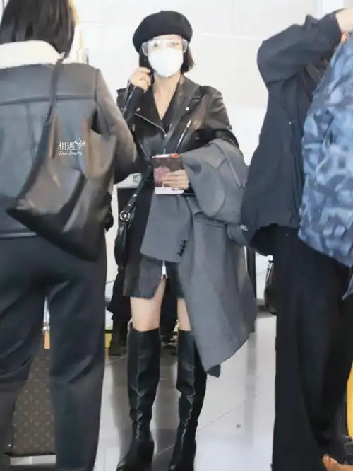 秦岚今日机场私服穿搭,笔直廓形大衣内搭皮质连衣裙和长筒靴,又酷又飒