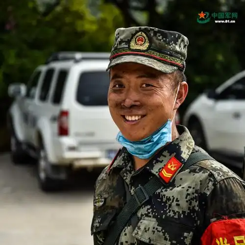 军人的纯真笑容看完不自觉嘴角上扬哈