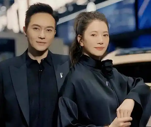 张智霖袁咏仪开跑车现身街头,20年如一日,这样的老公给我来一打