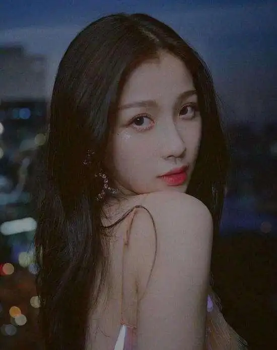 先不说顶流lisa和蔡徐坤,选手也个个大有来头,像是吴亦凡的"前女友"秦