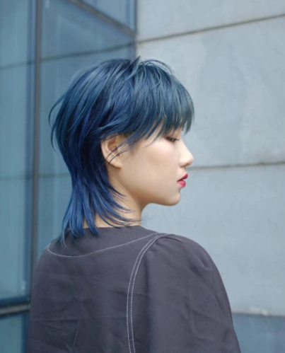 将你的长发前面和两侧都剃短,留下后面的头发有蓬松感的狼尾头发型,是