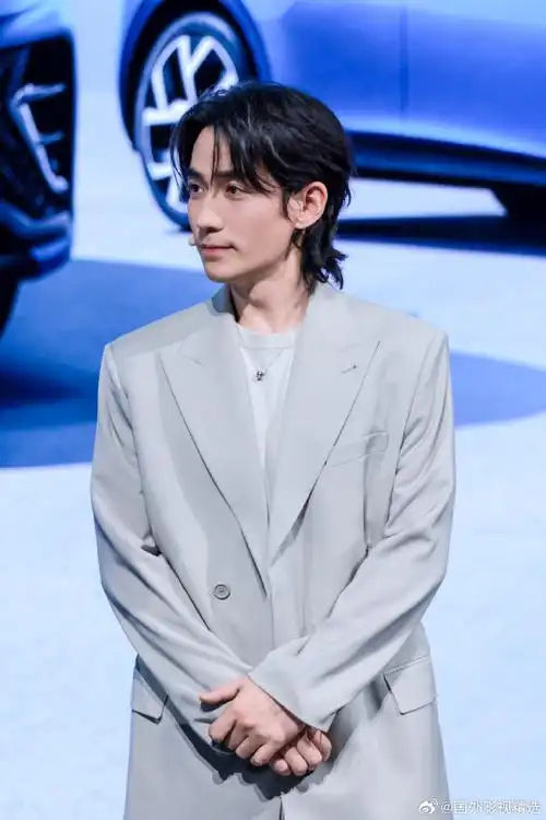 秒#屏幕前的我仿佛被@朱一龙的眼神锁定,60秒的短片里,他身着黑色西装