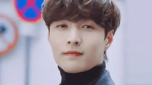 如何评价张艺兴的微博名称"努力努力再努力x"?