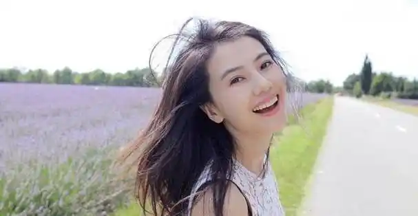 高圆圆不满只生女儿现身求子圣地拍照留念二胎传言就此拉开