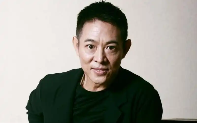 60岁李连杰现身否认死讯:早上好我还没死,幽默发言惹笑众人