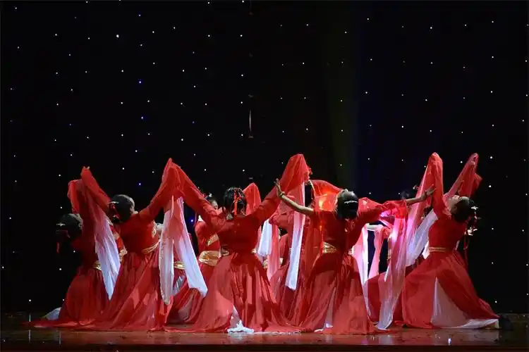 青春无悔共砥砺不负韶华再启航我院现代服务产业系毕业晚会汇报表演