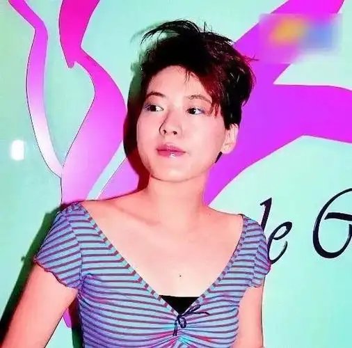 并在何文田同居,该单位是黄子华送给女友的礼物.