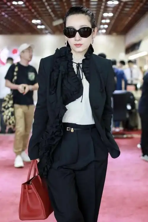 秦海璐真的太会穿了,西服搭配精致的高领蕾丝白色内搭,气质十足