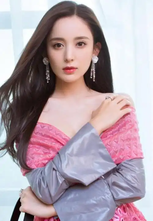 古力娜扎幽默诙谐,性感迷人