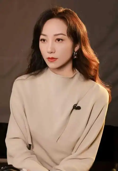 一直以来,韩雪以其多才多艺而备受瞩目,她不仅是一位杰出的影视女演员