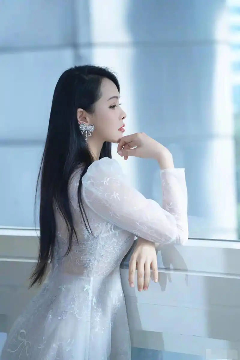 伊能静54岁生日,感慨晒照,与女儿托腮卖萌