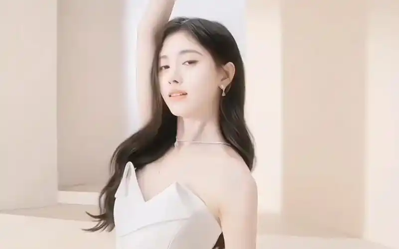 鞠婧祎棒球礼服造型