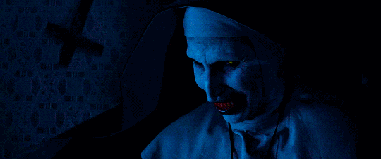 不通过挤兑人类智商,体现恶魔的厉害,是导演的一贯风格.