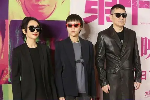 窦靖童周迅出席活动窦靖童罕见打扮正常和周迅像同龄