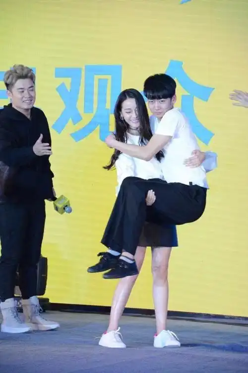 跑男回归玩公主抱 迪丽热巴一袭白衬衣搭配皮裙尽显俏皮