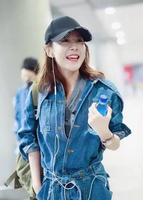 近日久未露面的李金铭终于罕见现身,秋意渐浓气温骤降,穿起了秋装外套