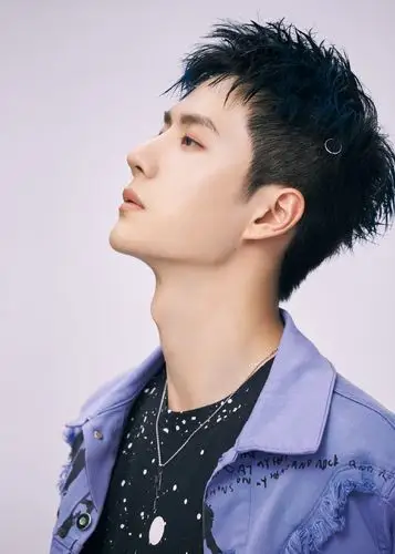 王一博紫色流苏帅气侧颜照图片33