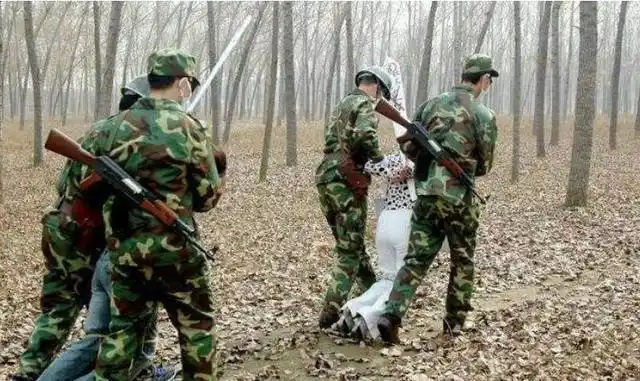 为什么执行死刑的犯人要解开手铐脚铐换上麻绳