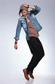 全身,休闲,男人,平衡性,脚趾,全身像,男青年,俯视,拿着,手,灰色,工作