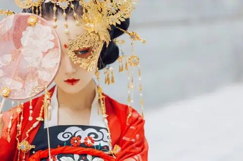 传统汉服《半面妆》:美美的盛唐风,美女只露半张脸也美艳至极!