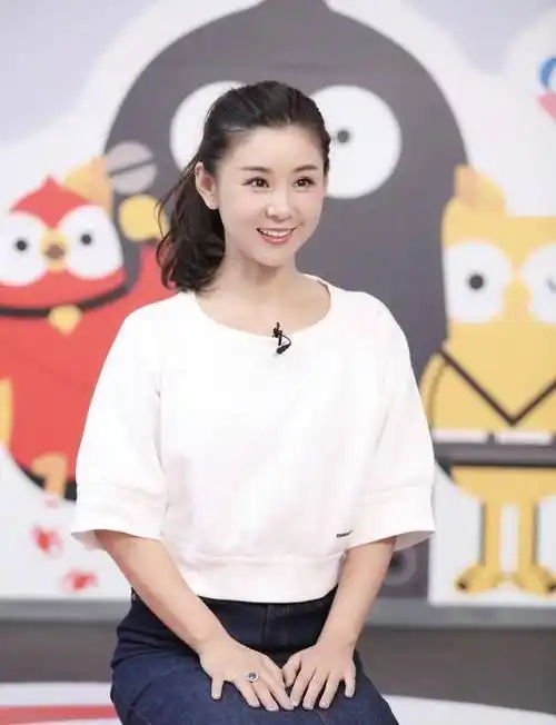 "圆脸女神"李小萌,穿抹身材刺绣裙秀苗条身材,任谁看了不心动?