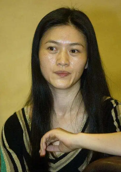 田海蓉罕见素颜亮相,穿条纹衫遮不住小肚腩,皱纹明显气质却高级