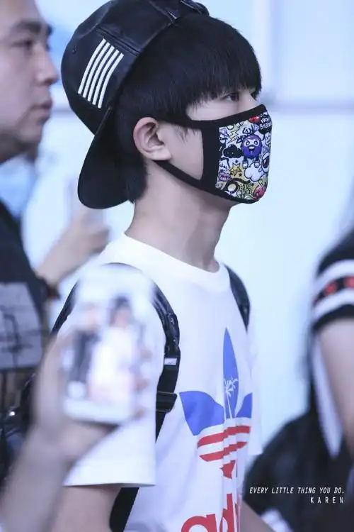 易烊千玺超话2014 /0627 /140617北京飞重庆口罩翻过来又是一个新款式