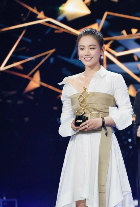 原创马思纯好大胆,若无其事的不正经穿衬衫裙,美出新高度