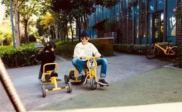 原创张亮宣布2年前已和寇静离婚去年还曾晒一家四口幸福合影