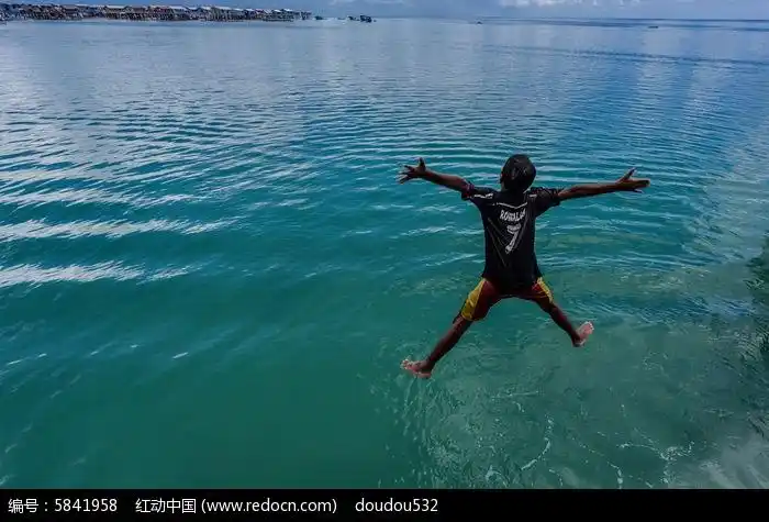 拥抱大海的男孩