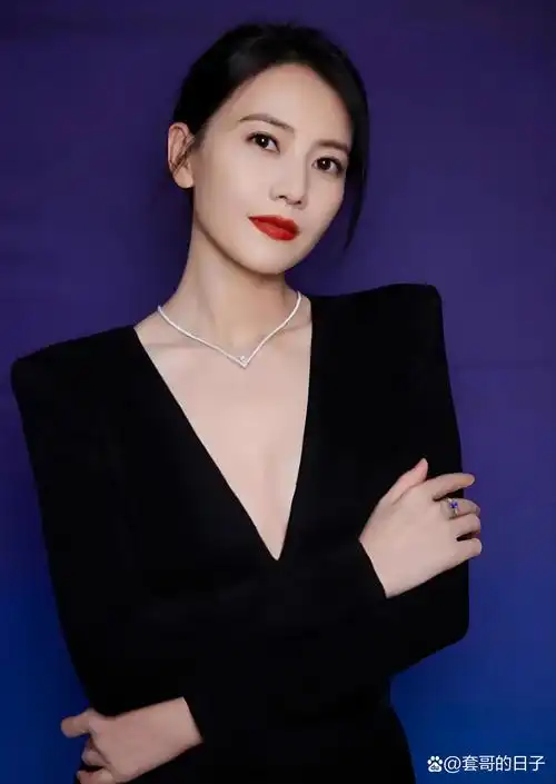 女神高圆圆的笑容就像盛开的牡丹,绚烂又温暖,每次看到都让人心情愉悦