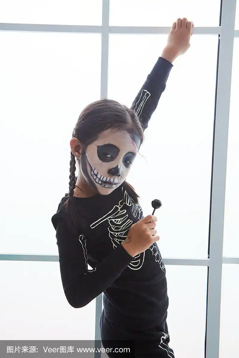 小女孩穿着万圣节僵尸装在家