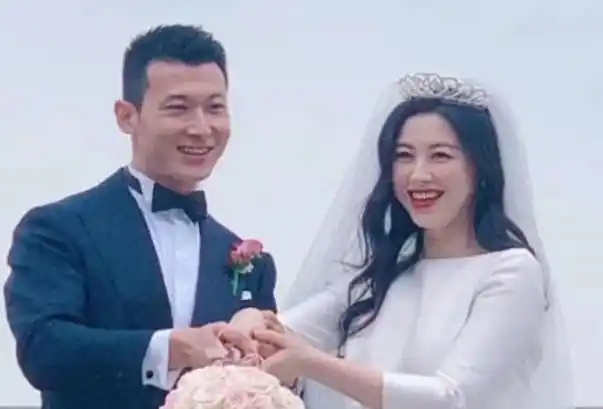 【演员】朱珠在北京举办婚礼老公是谁 王昀佳个人资料是清华老师