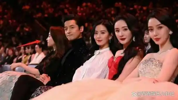 作为现在内娱排的上号的明星,赵丽颖的>咖位已经很高,>在这场活动中
