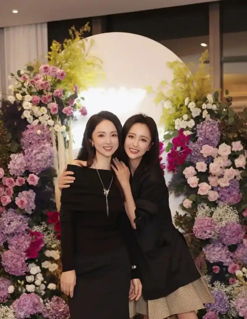 佟丽娅和董璇这颜值太高了,黑色的衣服大气美观,笑容迷死你!