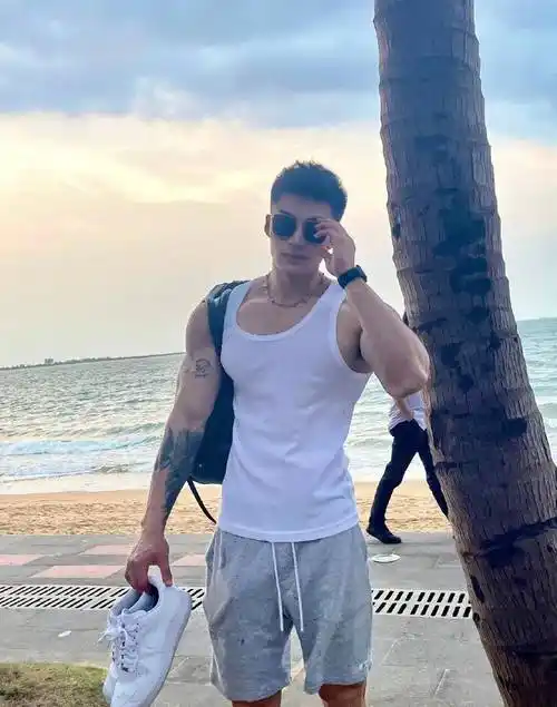 林更新的185肌肉私教被抓拍,没想到他的沙滩照更好看_身材_健身_腹肌