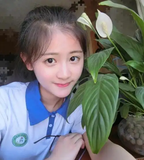 回想起学生时期,"改校服"对于学生而言是一项比较传统的项目了,毕竟