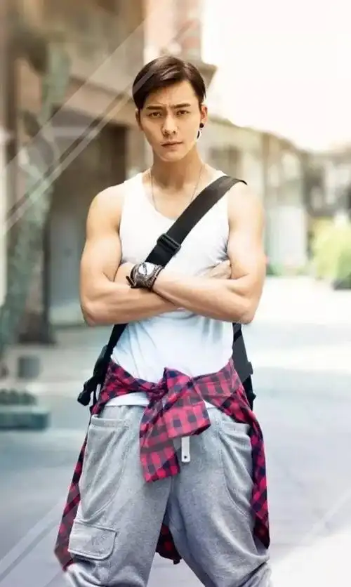 陈伟霆分享160327肉弹福利萌系暖男陈伟霆变身草原汉子撕衣秀肌肉鼻血