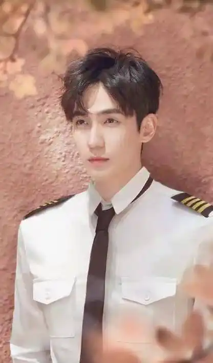 朱一龙早期军装照曝光网友我的男票瞒着我去香港干大事业了