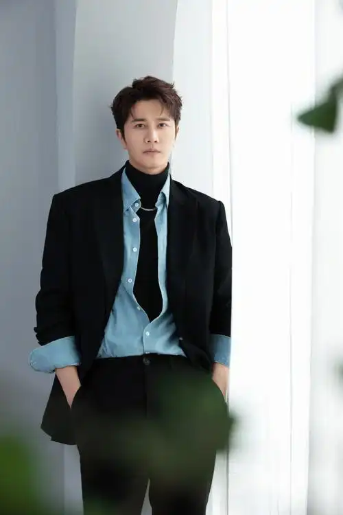 #彭冠英情人节营业照##彭冠英西装衬衫高领毛衣叠穿造型#