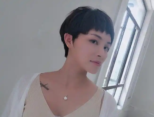 "30 款露耳超短发"